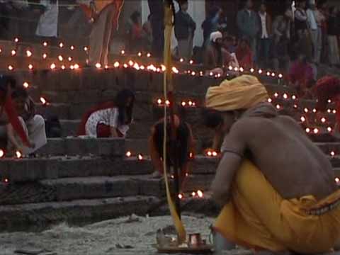 
Lighting candles at Shivaratri Festival at Pashupatinath in Kathmandu - Le Tour des Annapurnas DVD
